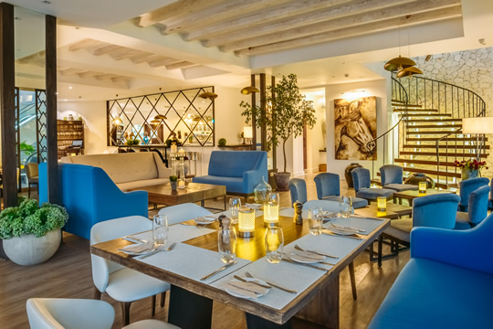 karel-t-lounge-village-market