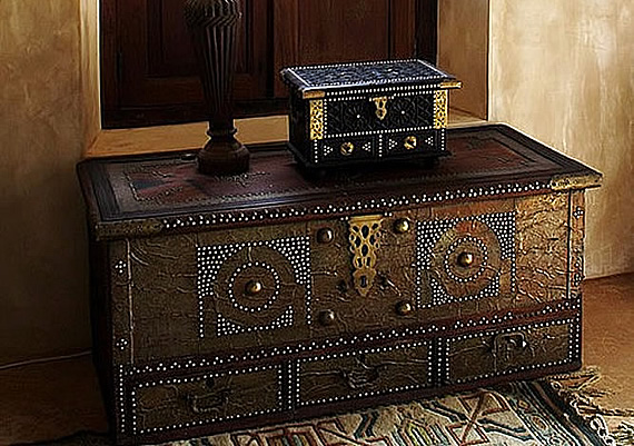Fullmoon House Decorative Chest